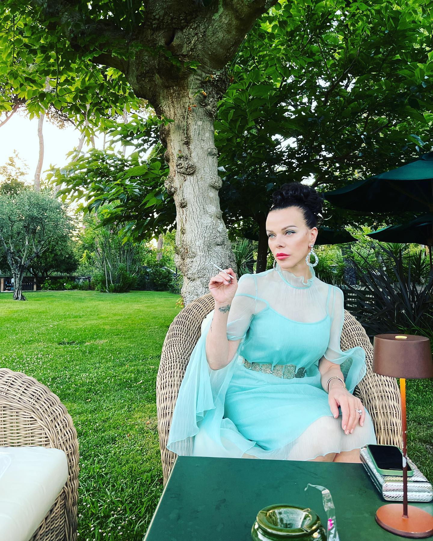 Debi Mazar - Free pics, galleries & more at Babepedia