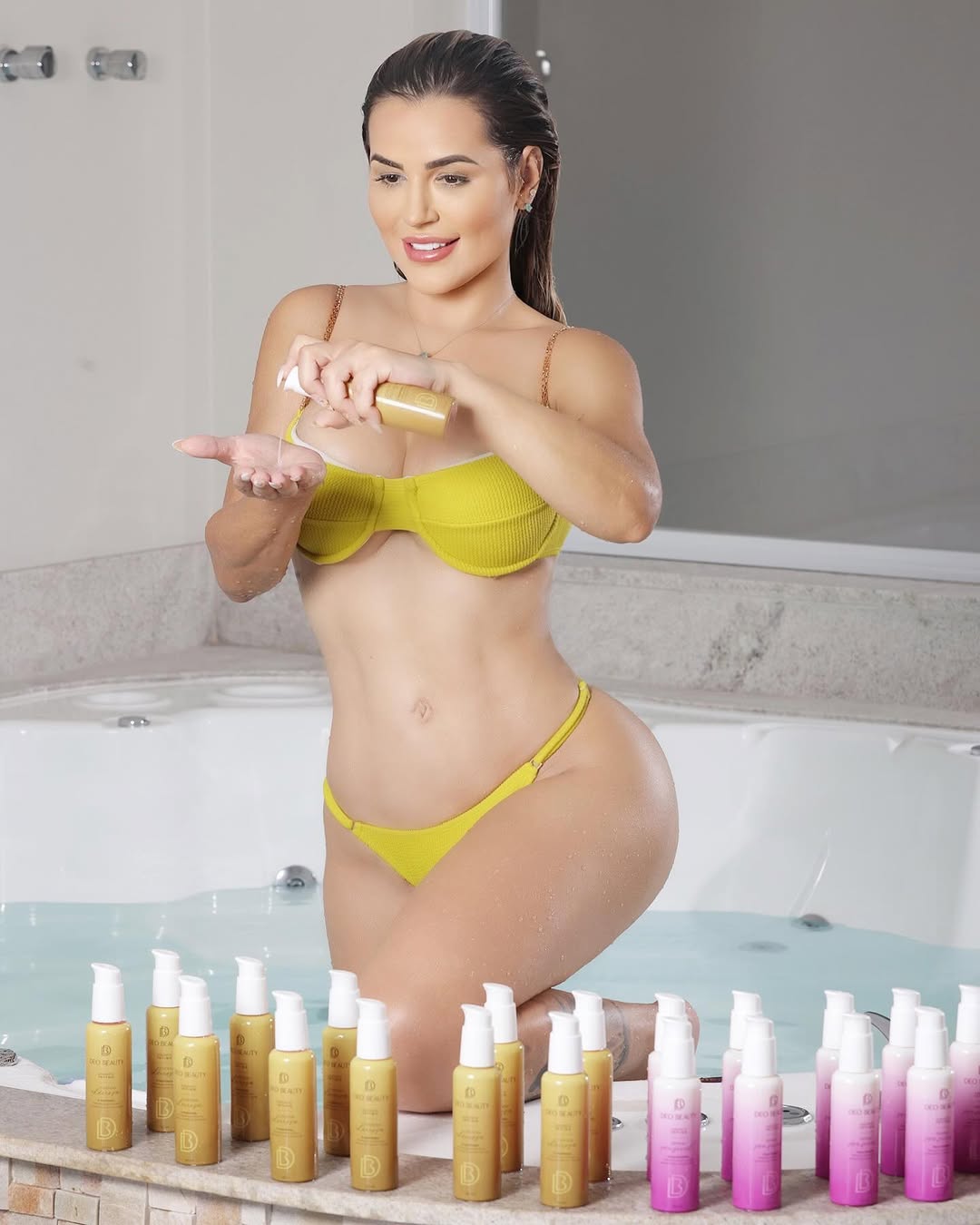 Deolane Bezerra - Free pics, galleries & more at Babepedia