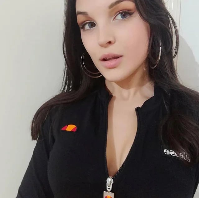 Dounja Akoudad - Youtuber (były)