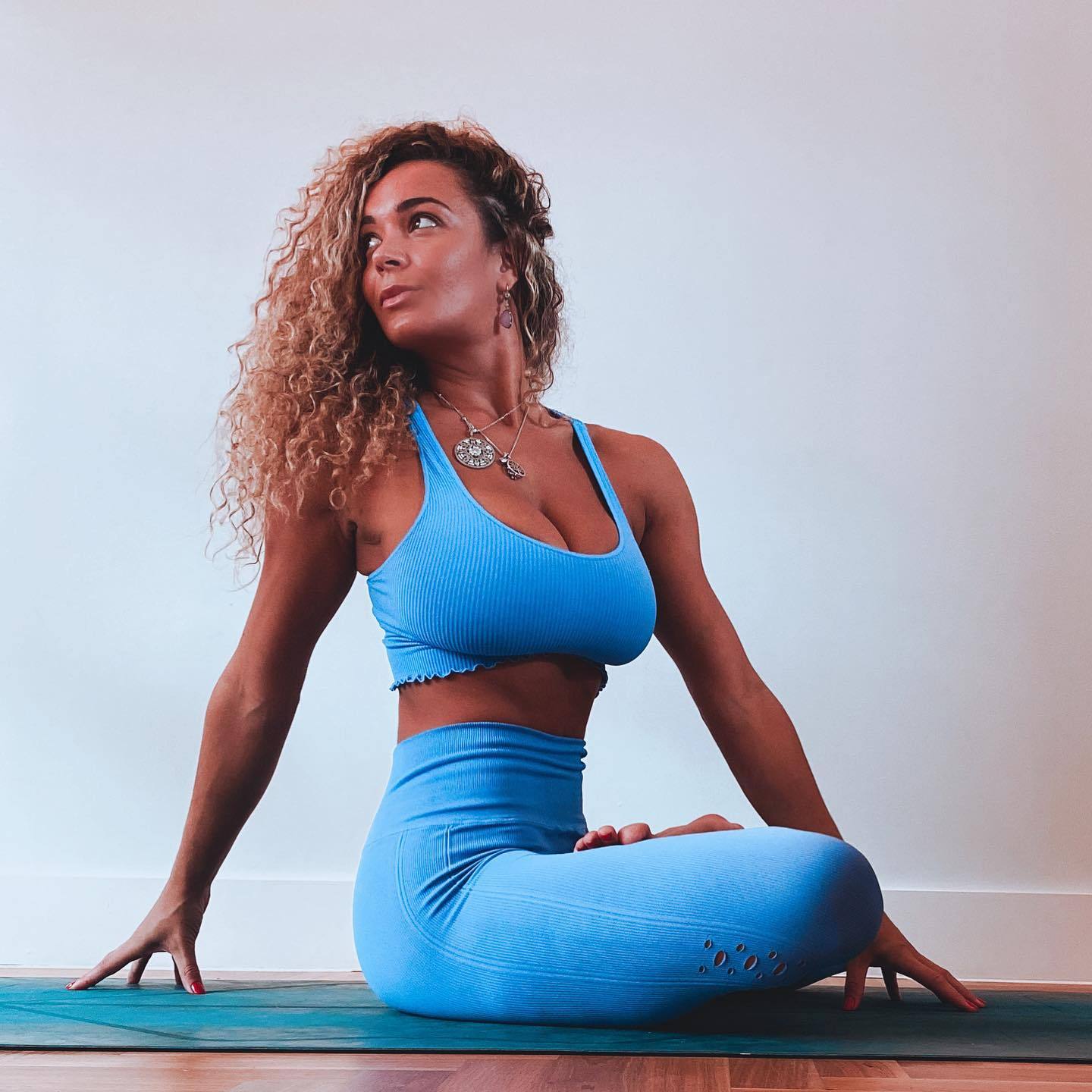 Echolikesyoga - Free pics, galleries & more at Babepedia