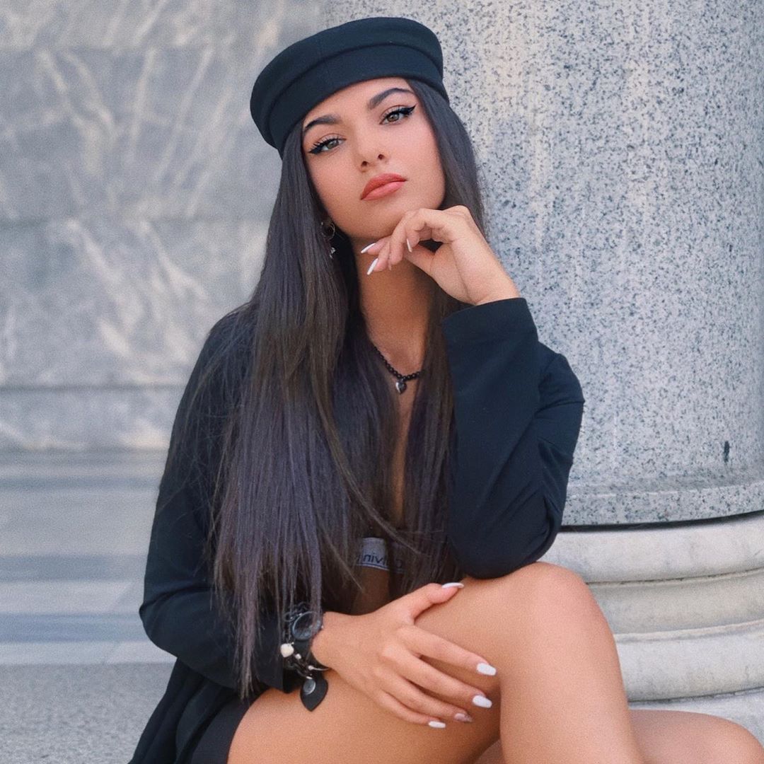 Elisa Maino - Free pics, galleries & more at Babepedia