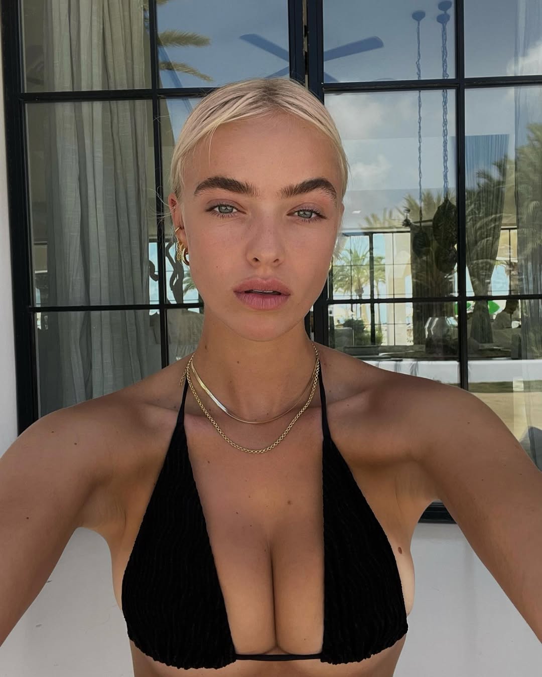 Elys Hutchinson - Free pics, galleries & more at Babepedia