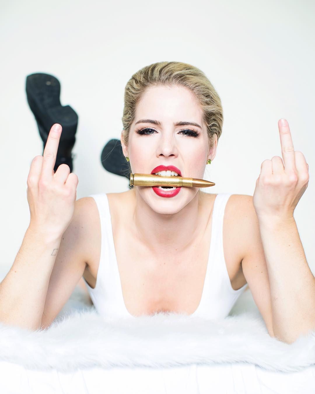 Emily Bett Rickards - Free pics, galleries & more at Babepedia