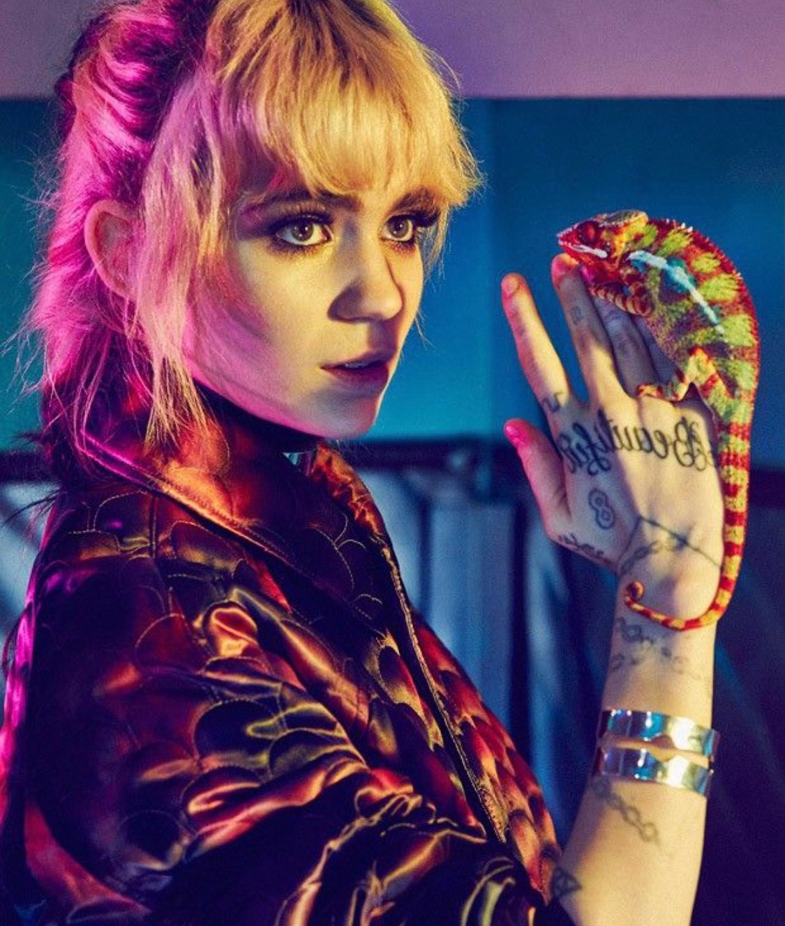 Граймс певица слушать. Grimes певица. Claire Boucher Grimes. Клэр Буше Граймс. Grimes with Pink hair.