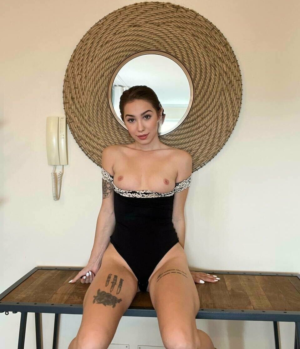 Hailey Hope - Dziewczyna hooterów, Wpływowy