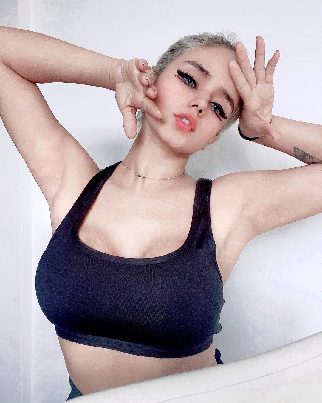Indi Skovar - Free pics, galleries & more at Babepedia