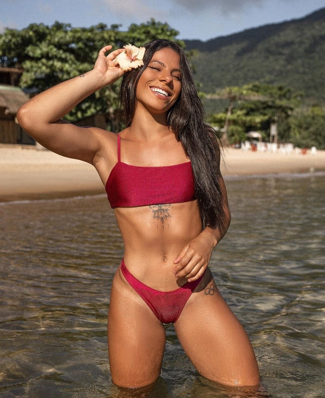 Ingrid Oliveira - Free pics, galleries & more at Babepedia