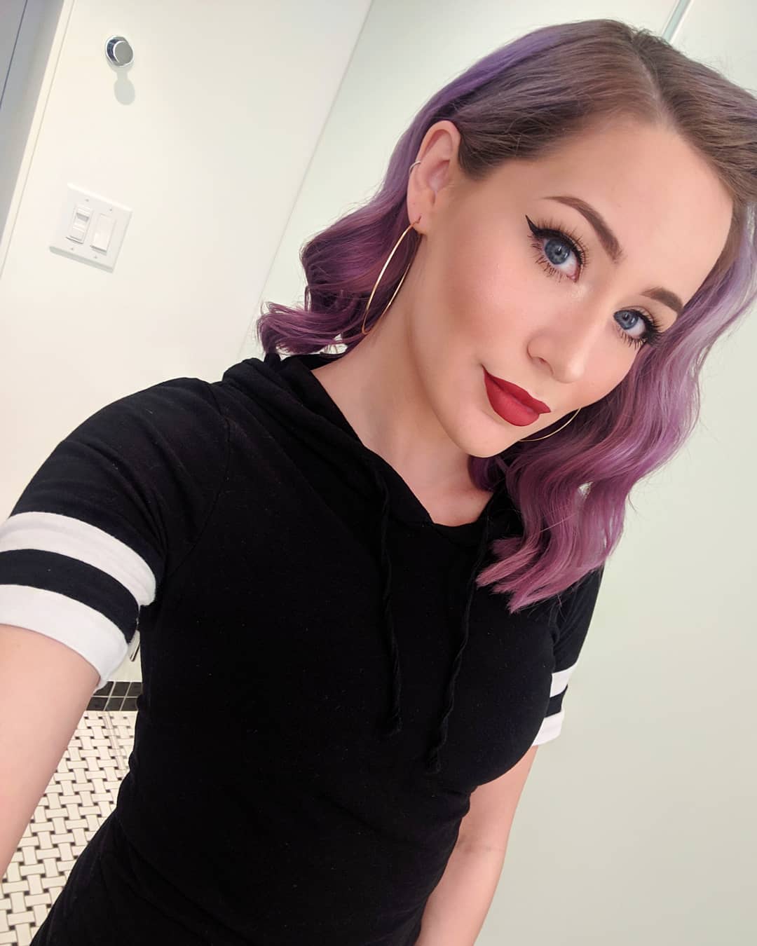 ItsLeslieTwitch - Free pics, galleries & more at Babepedia