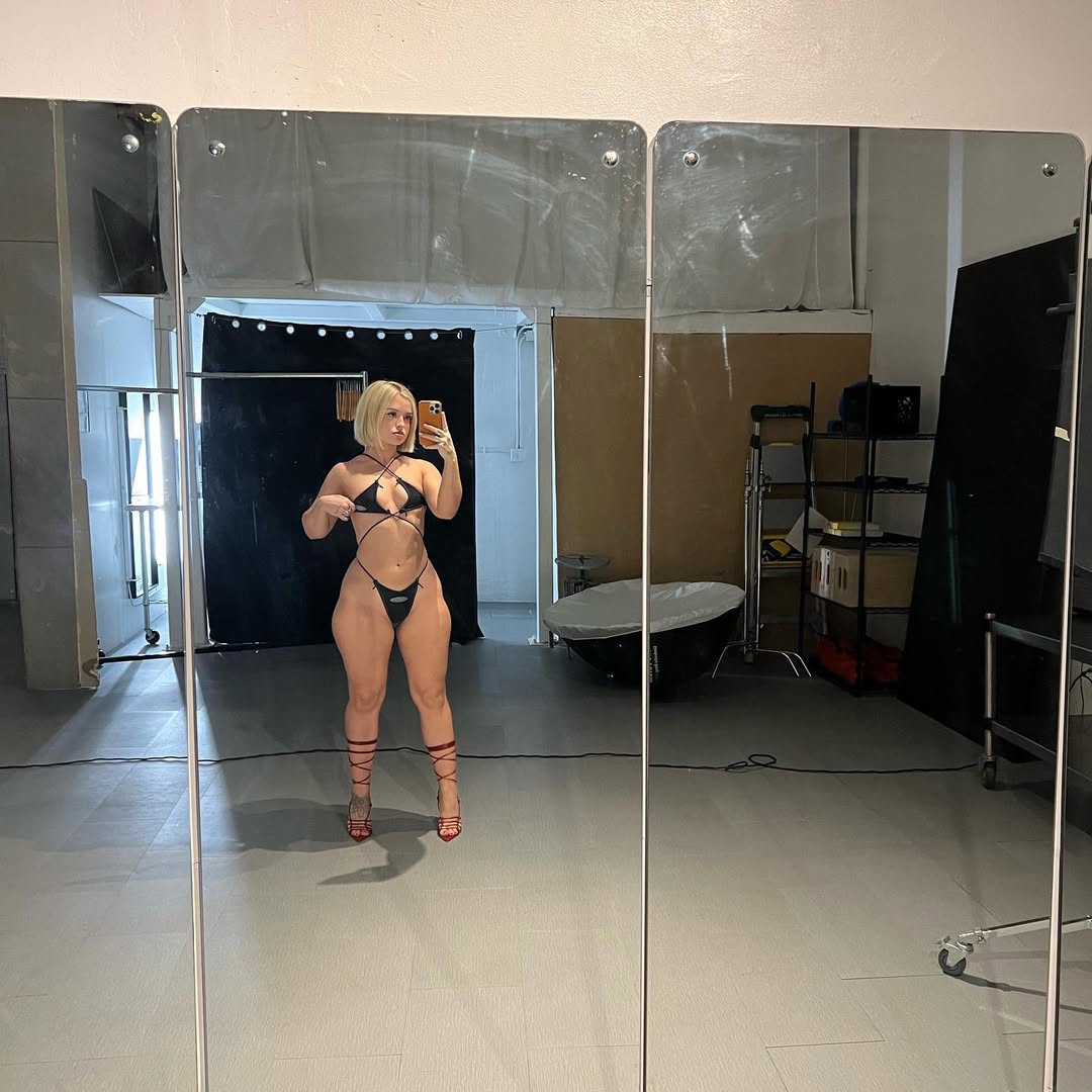 Jackie Jane flaunting her figure