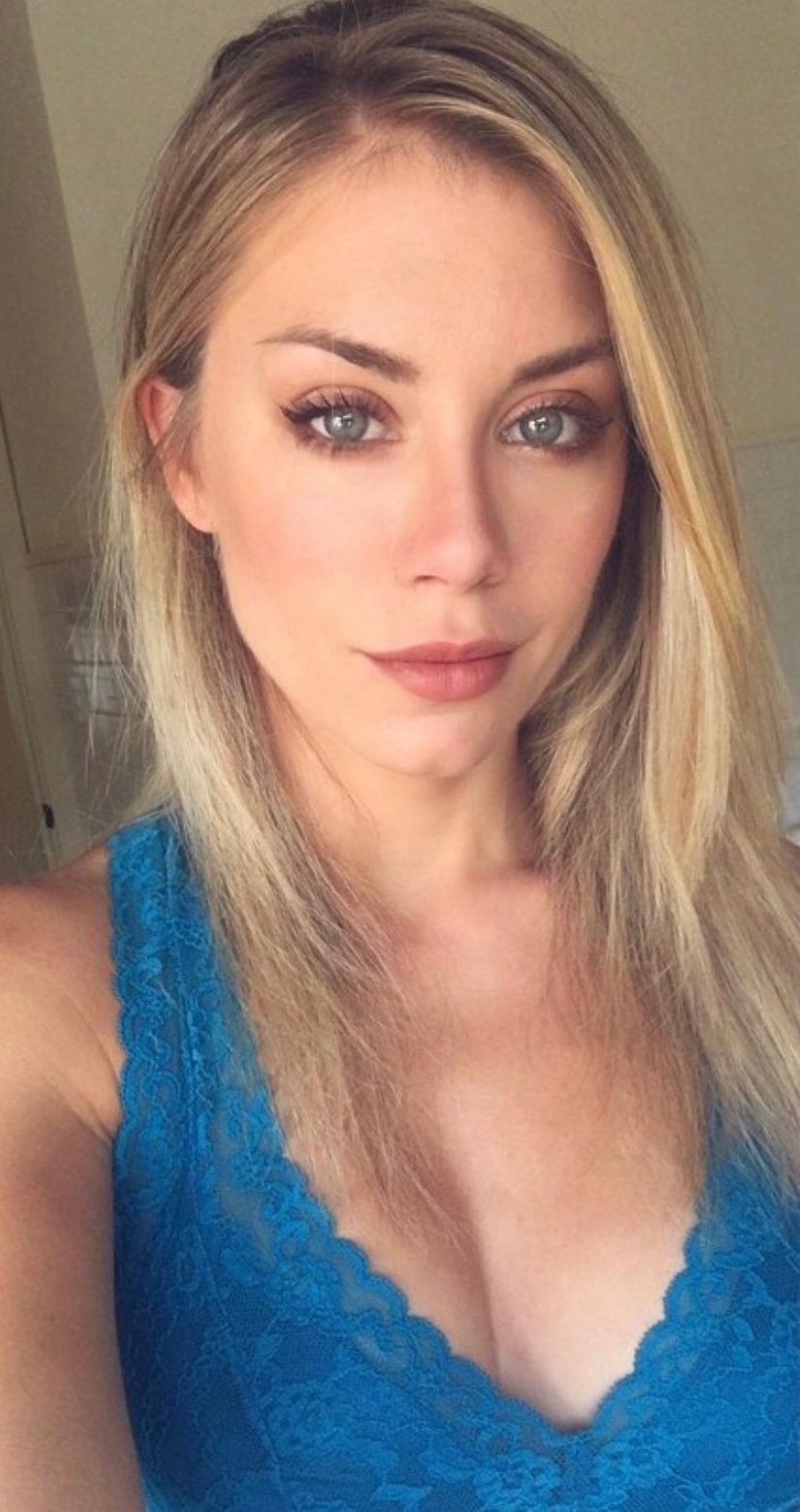 Jennifer Holland - Free pics, galleries & more at Babepedia