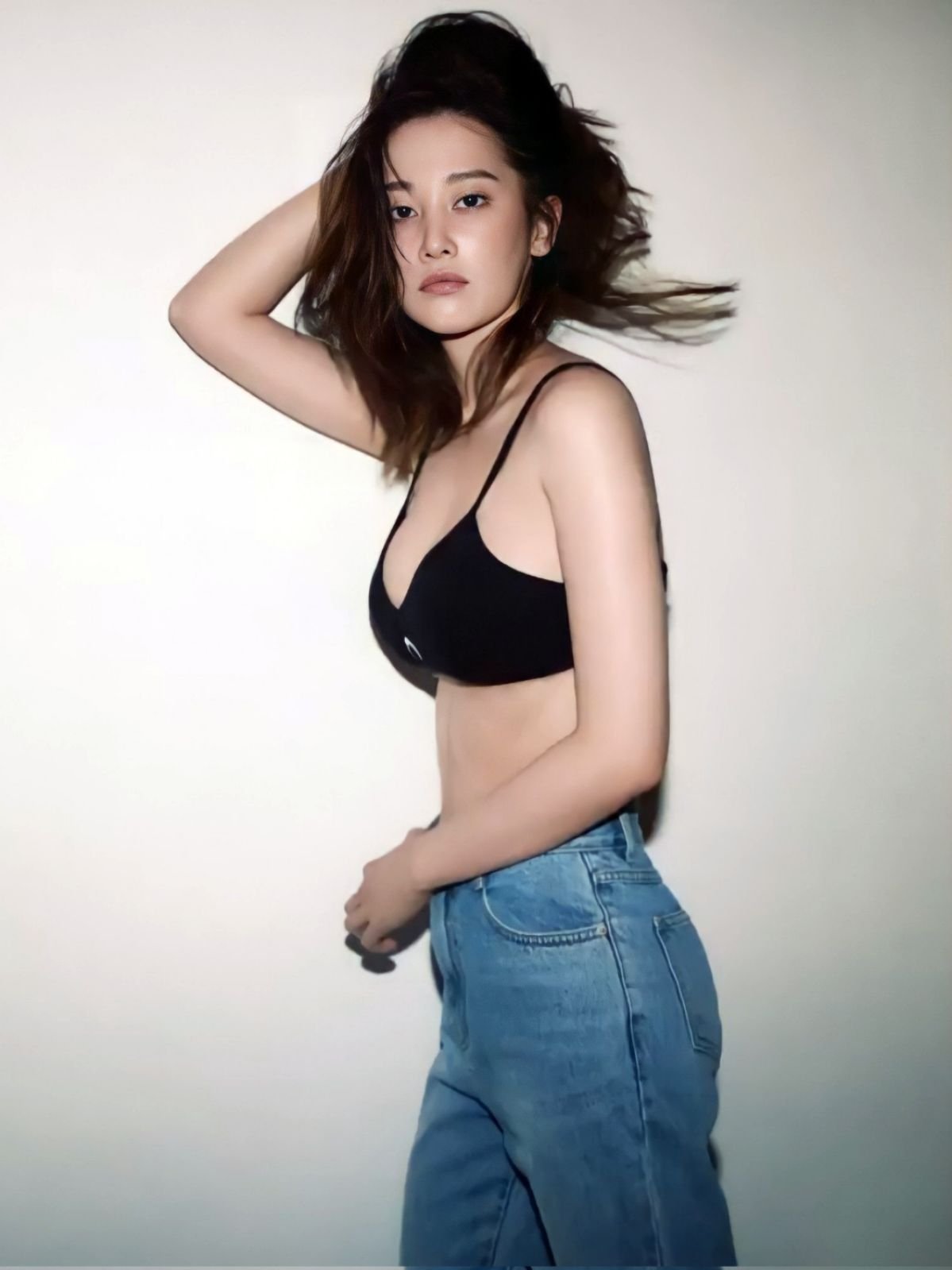 Jeon Jong-seo - Free pics, galleries & more at Babepedia