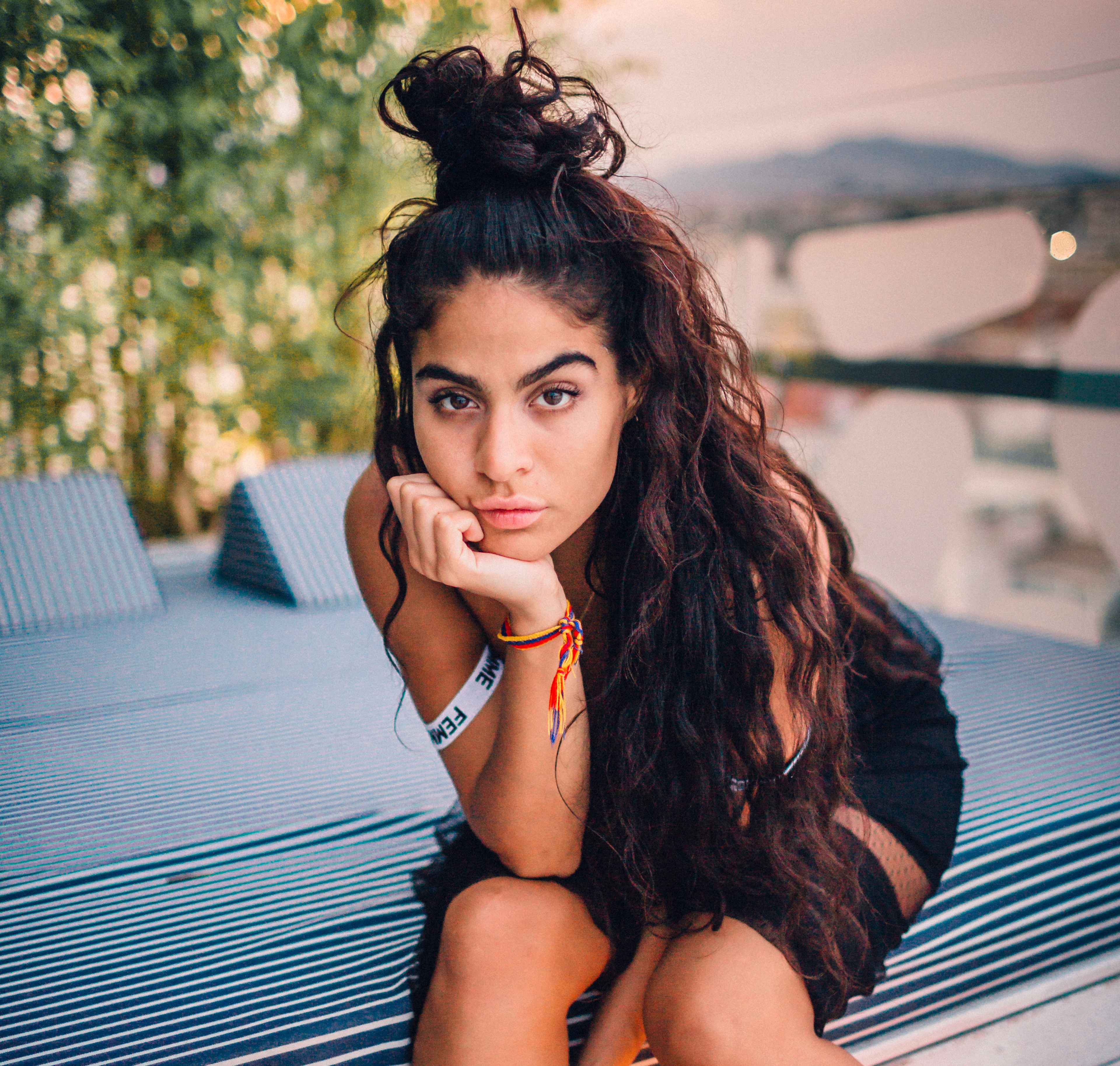 Jessie Reyez - Free pics, galleries & more at Babepedia