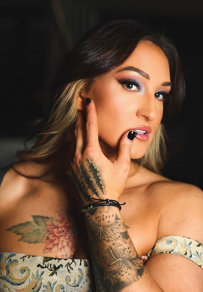 Kris Statlander - Free pics, galleries & more at Babepedia