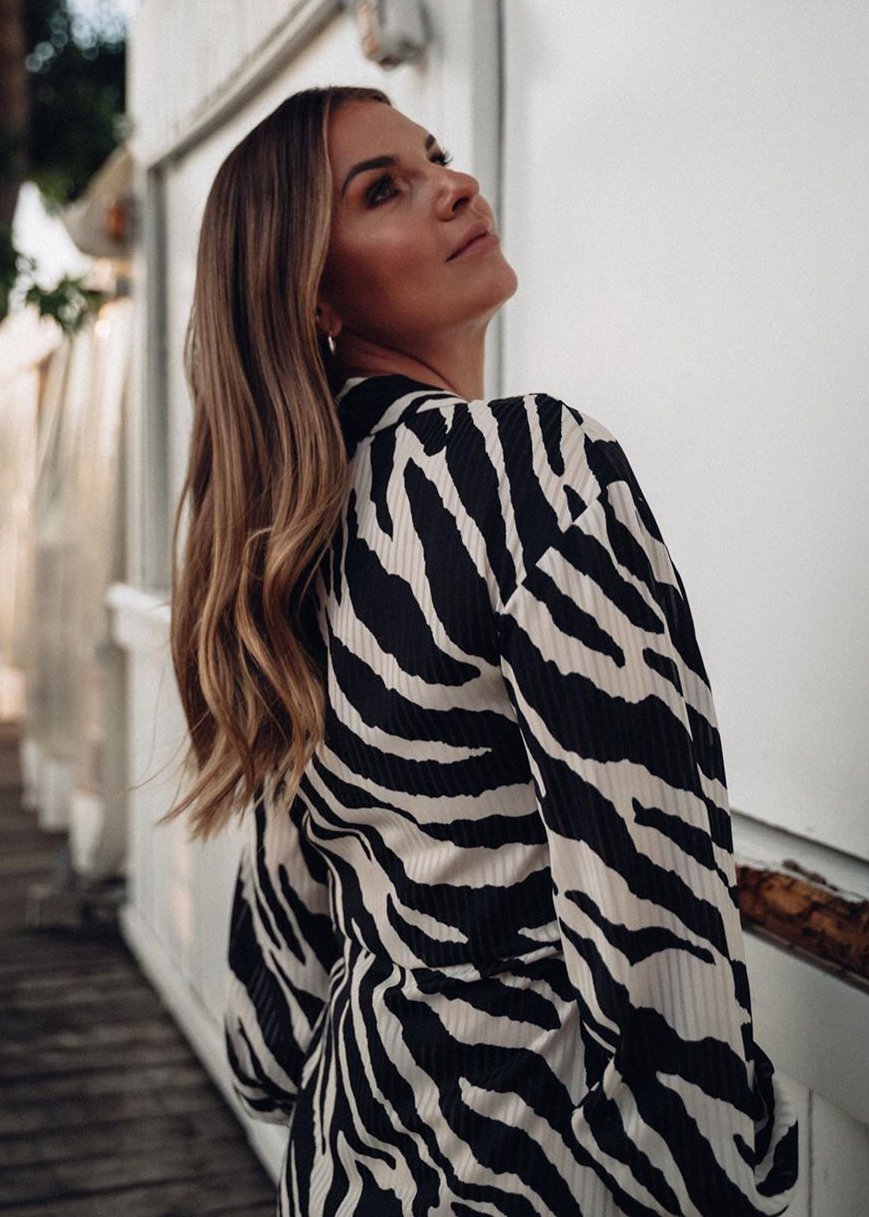 Laura Wontorra - Free pics, galleries & more at Babepedia