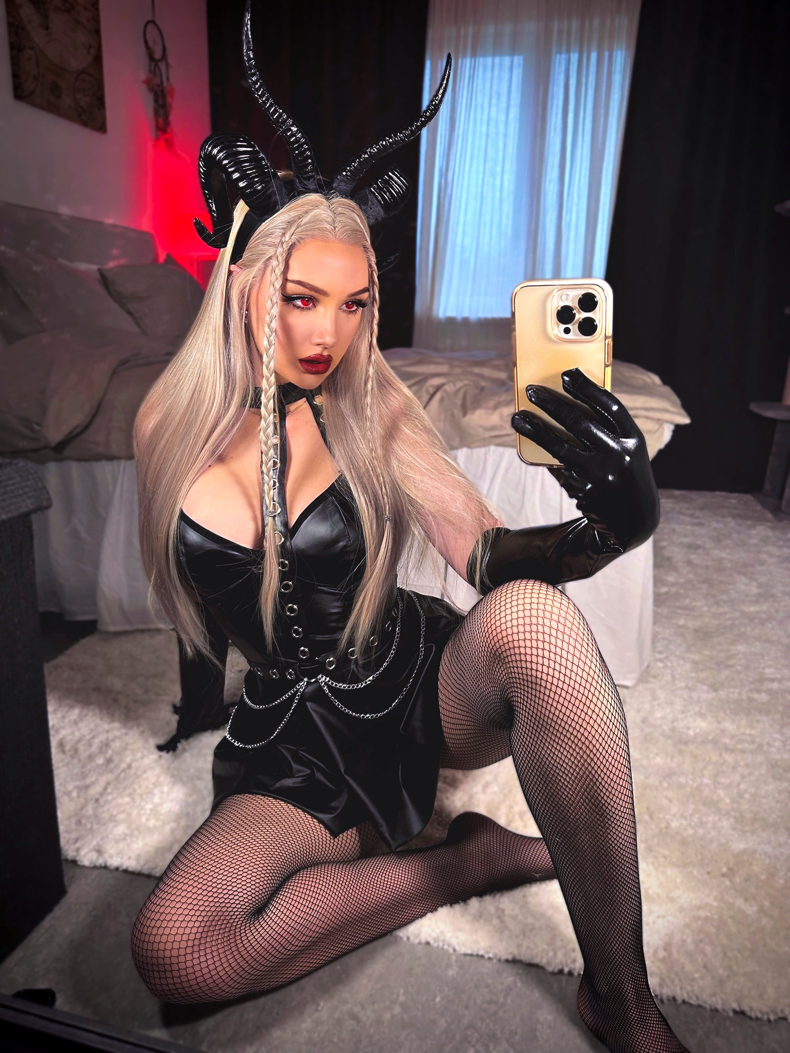 Linnynova nude