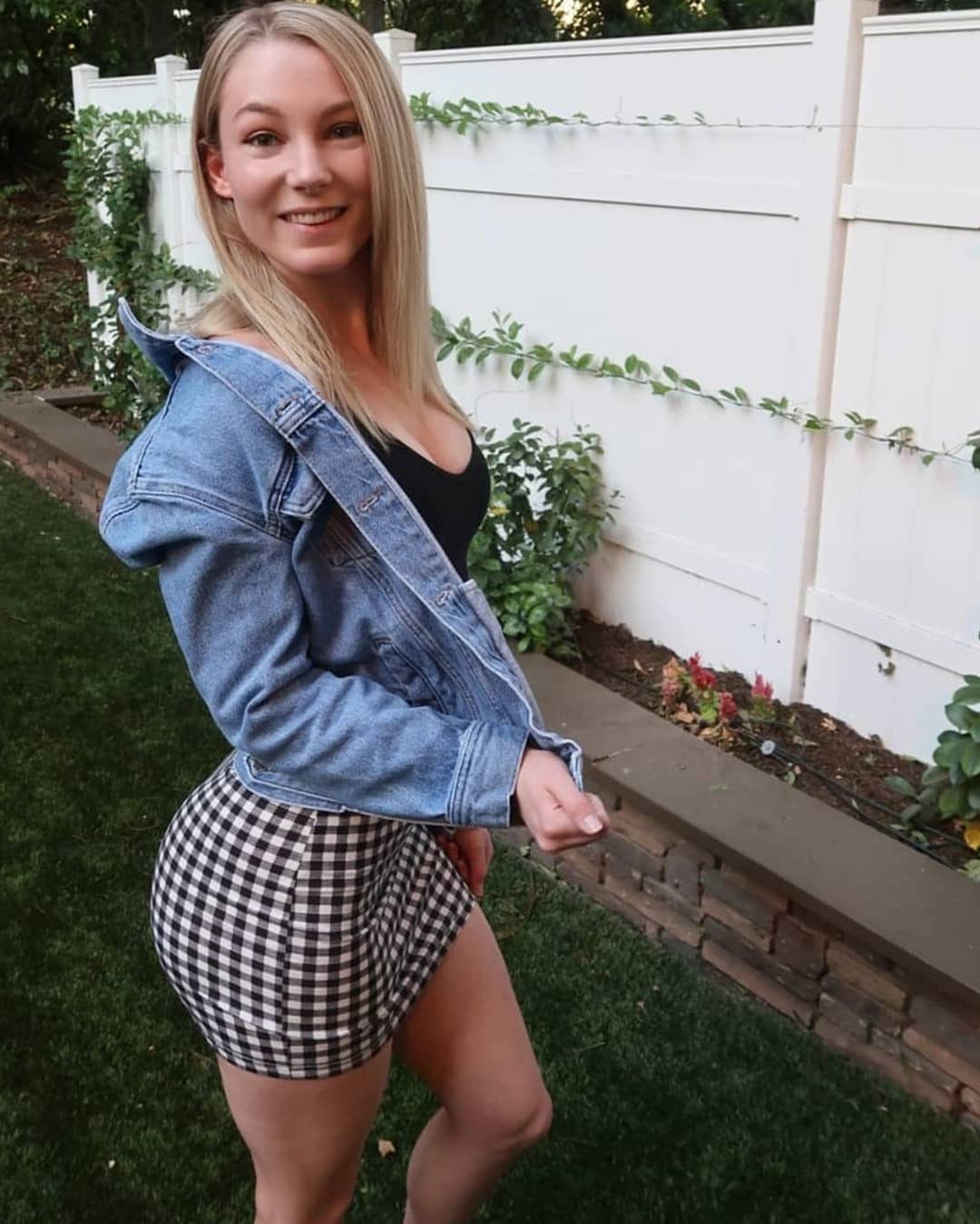 Lisa Peachy - Free pics, galleries & more at Babepedia