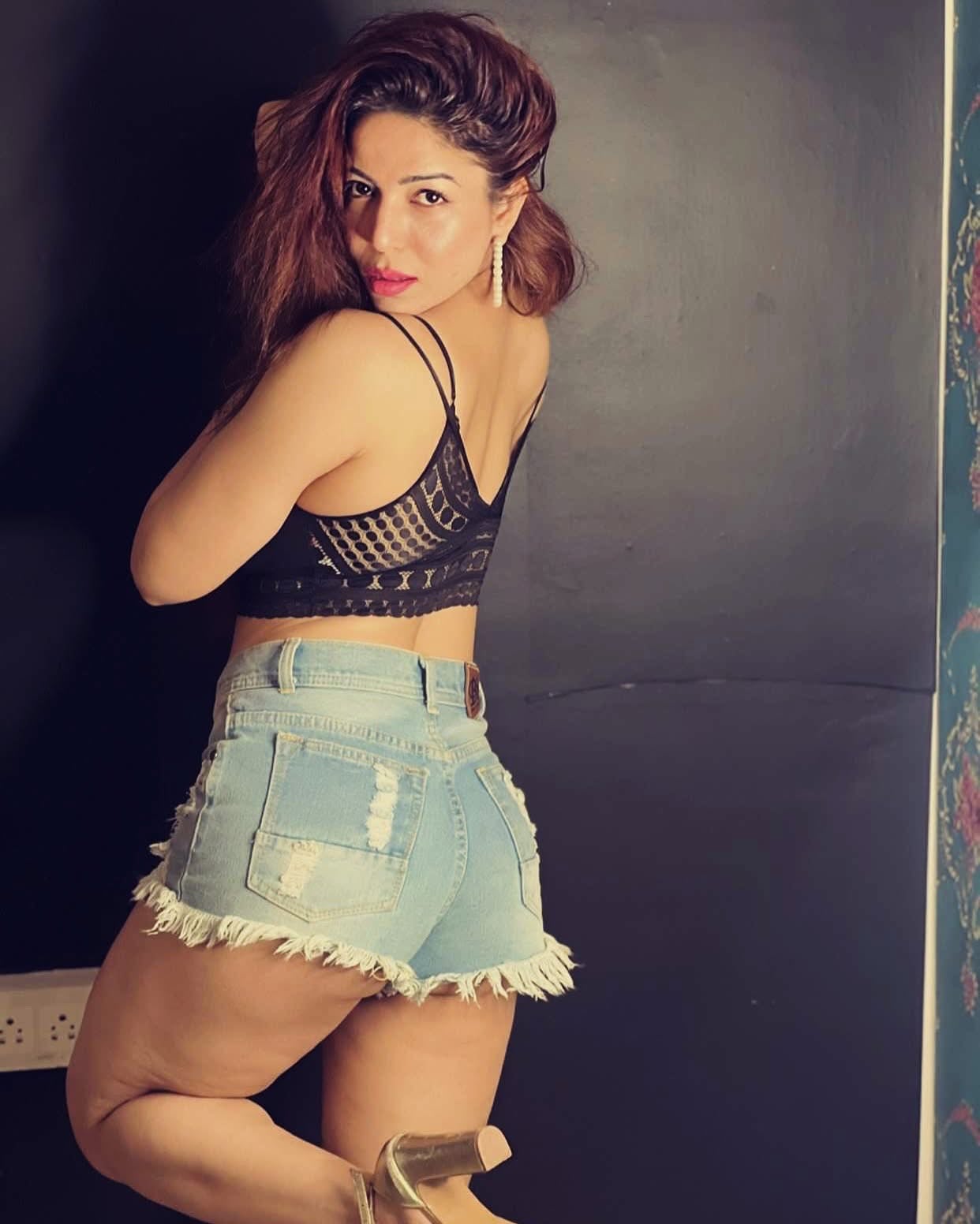 Maahi Khan - Free nude pics, galleries & more at Babepedia