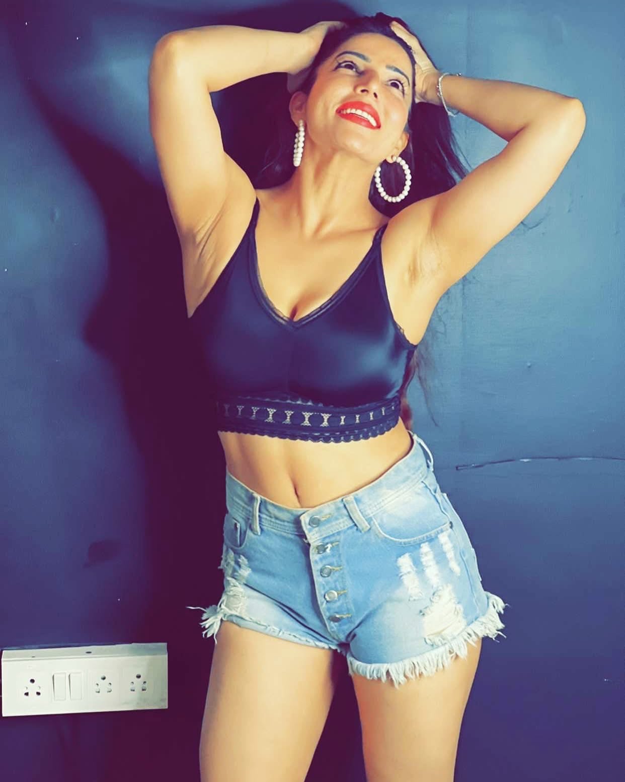 Maahi Khan - Free nude pics, galleries & more at Babepedia