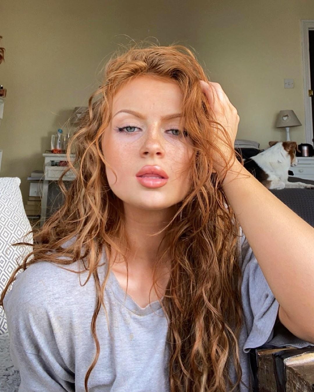 Maisie Smith - Free pics, galleries & more at Babepedia