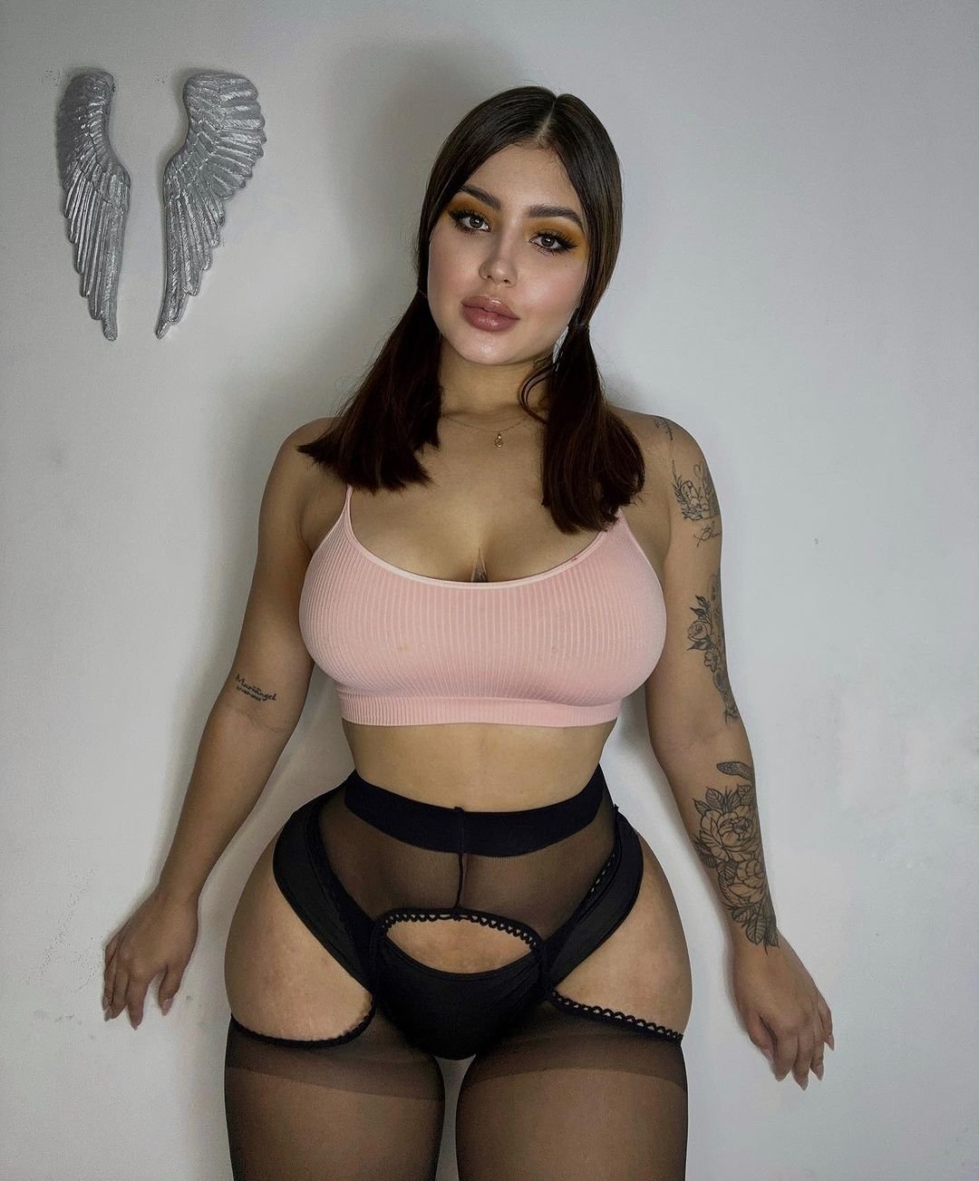 Manuela Cadavid - Free pics, galleries & more at Babepedia