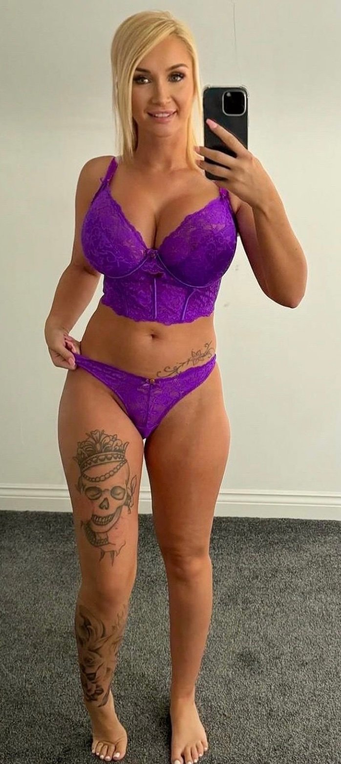 Maxine Kim Brown - Free nude pics, galleries & more at Babepedia