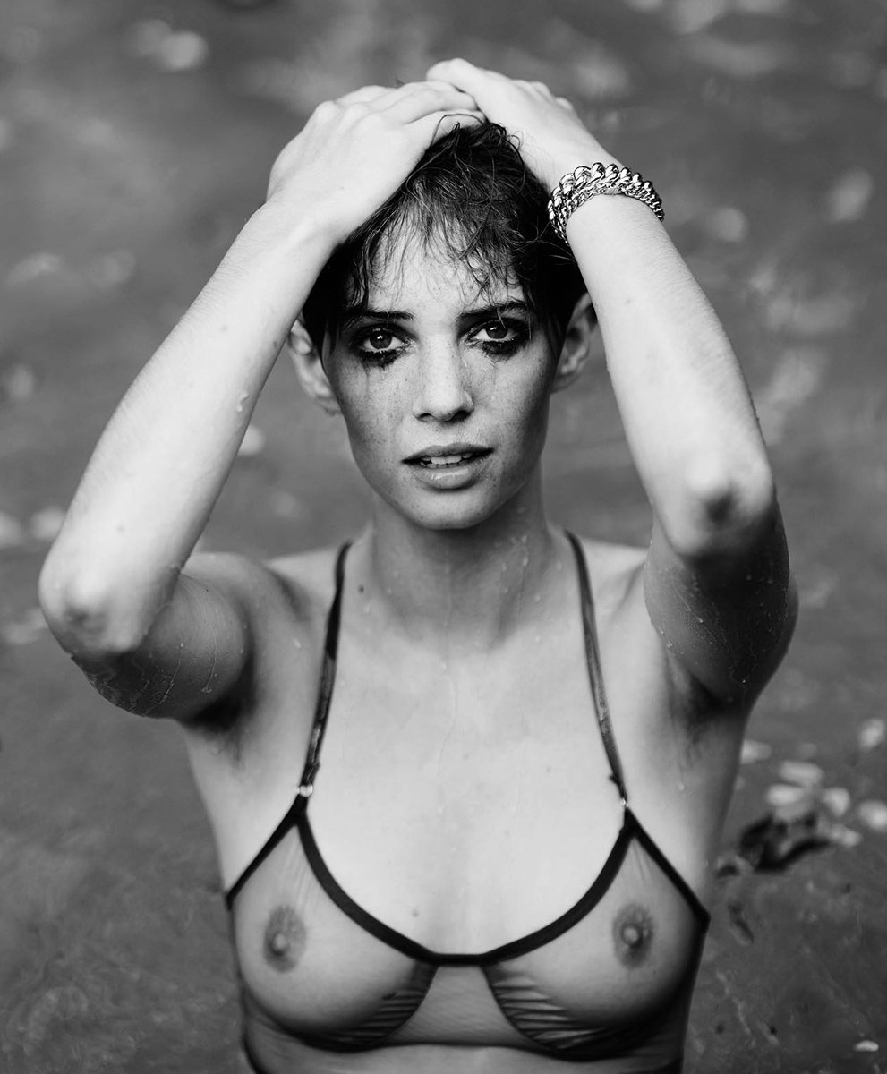 Maya Hawke - Free pics, galleries & more at Babepedia