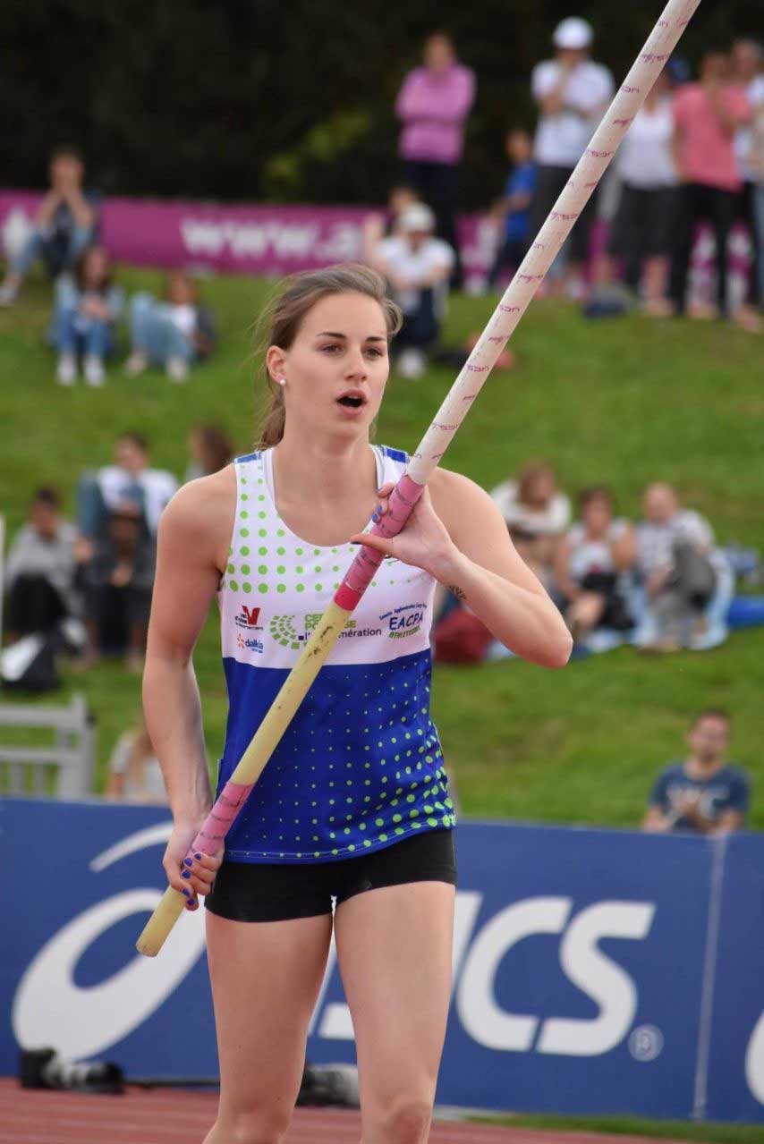 Ninon Guillon-Romarin's expressive beauty