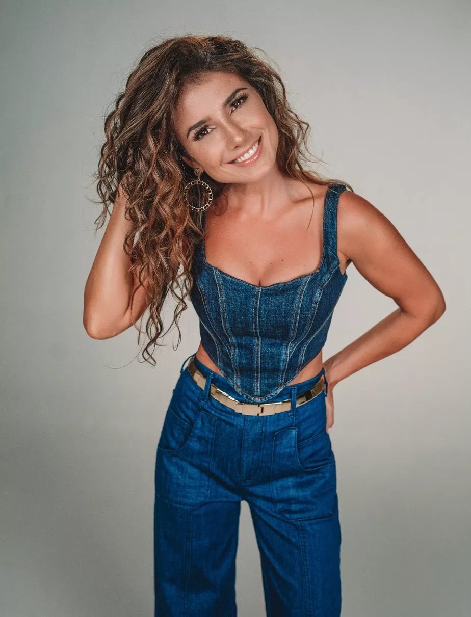 Paula Fernandes - Free pics, galleries & more at Babepedia