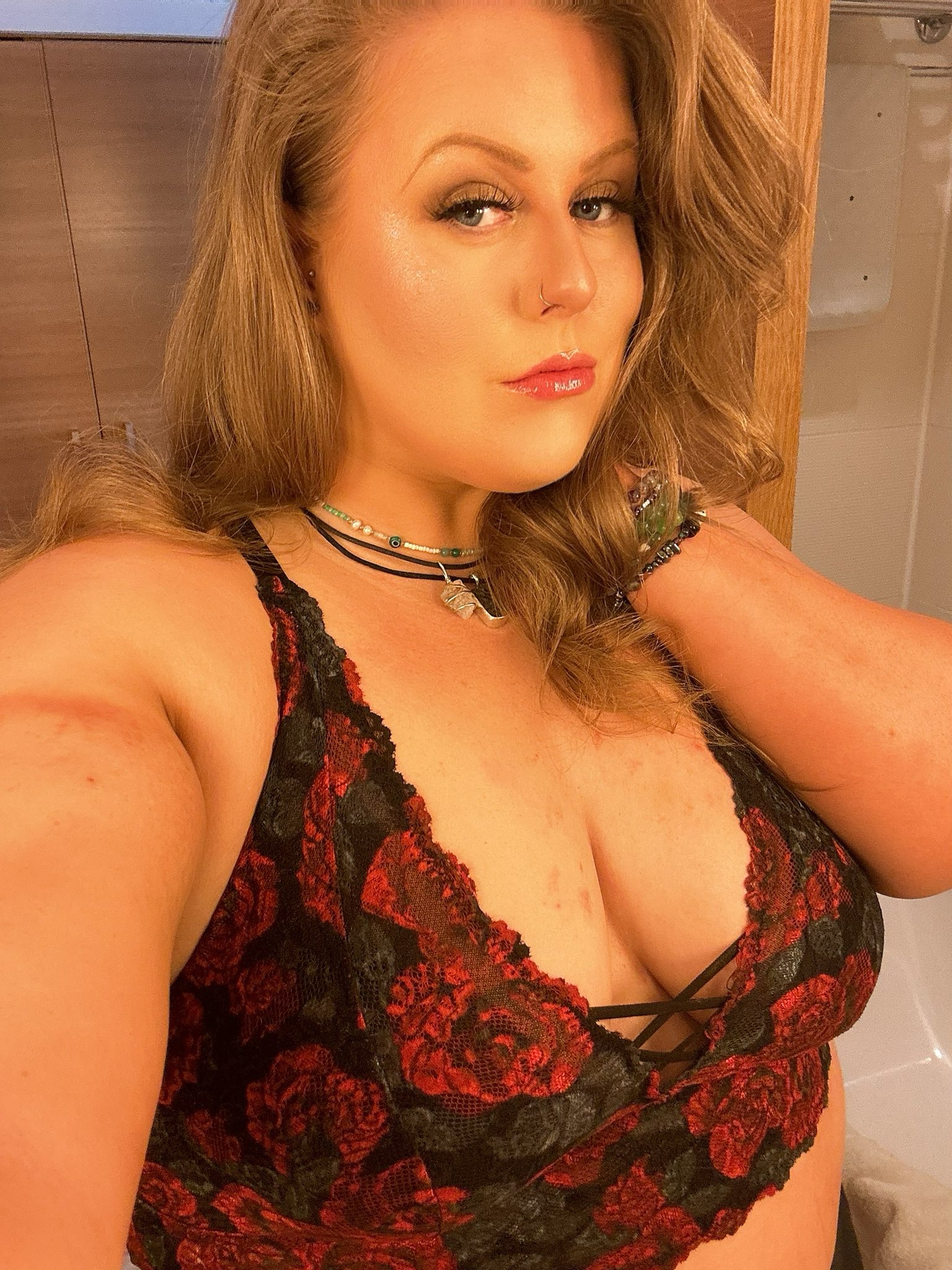 Piper Niven - Free pics, galleries & more at Babepedia