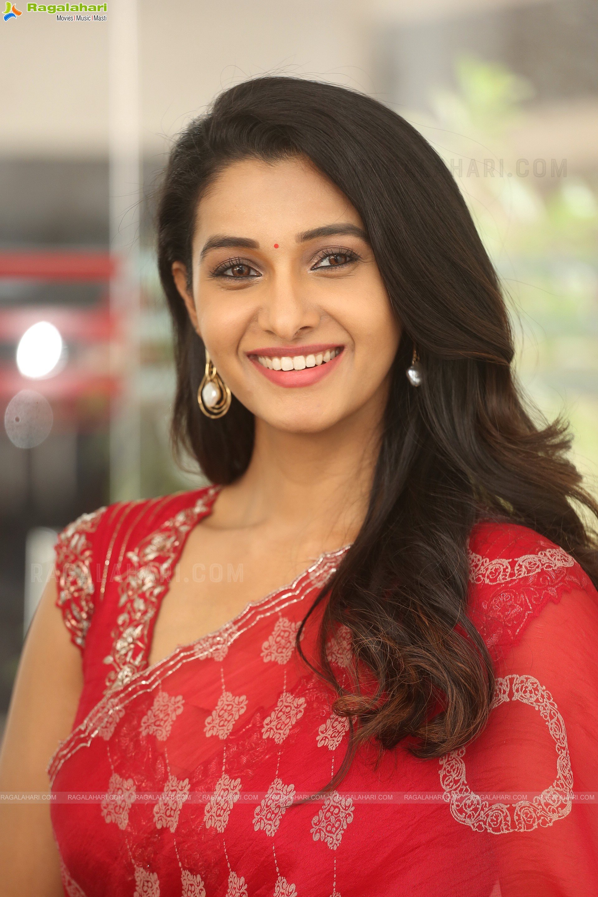 Priya Bhavani Shankar - Free pics, galleries & more at Babepedia