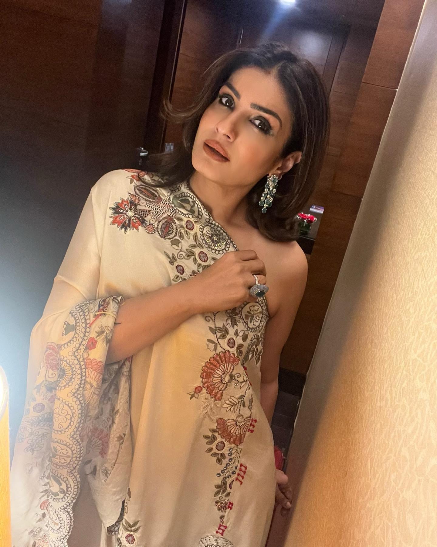 Raveena Tandon - Free pics, galleries & more at Babepedia