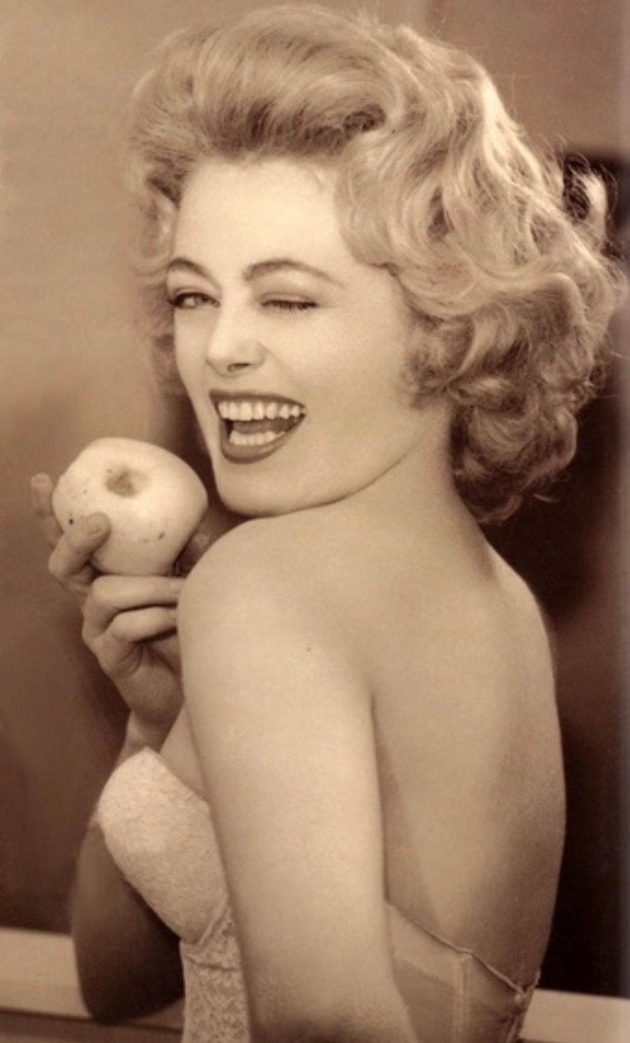 Rue Mcclanahan - Free pics, galleries & more at Babepedia
