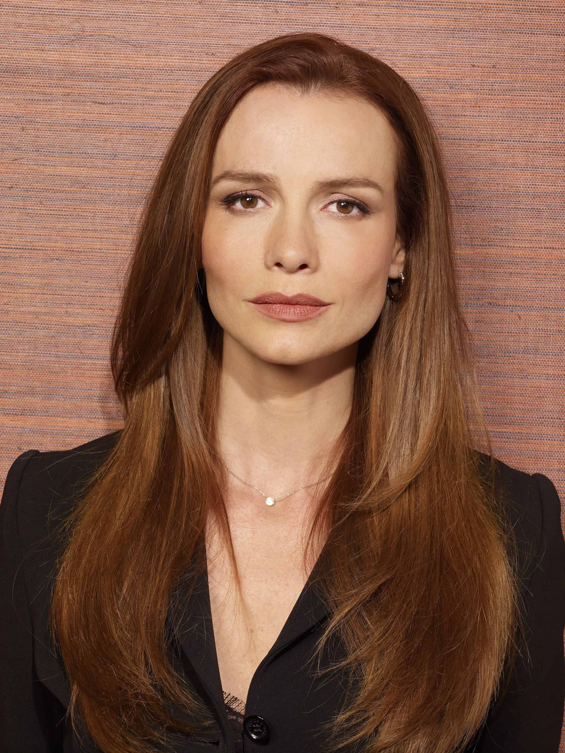 Saffron Burrows - Free pics, galleries & more at Babepedia