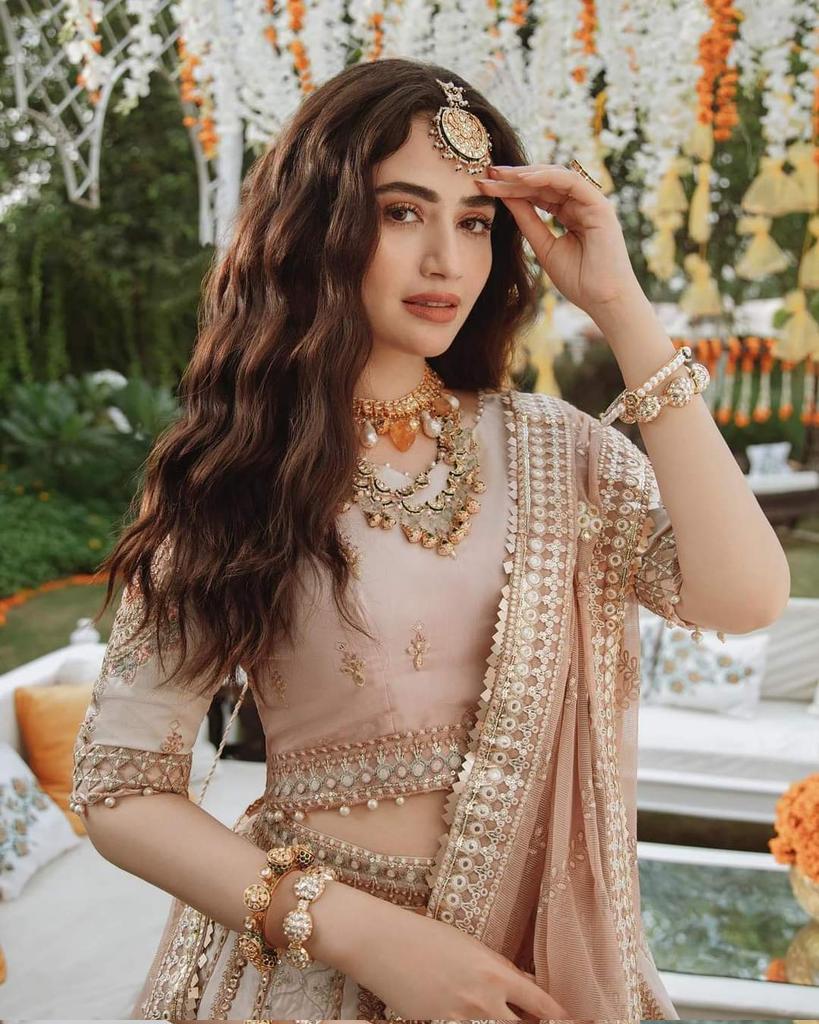 Sana Javed - Free pics, galleries & more at Babepedia