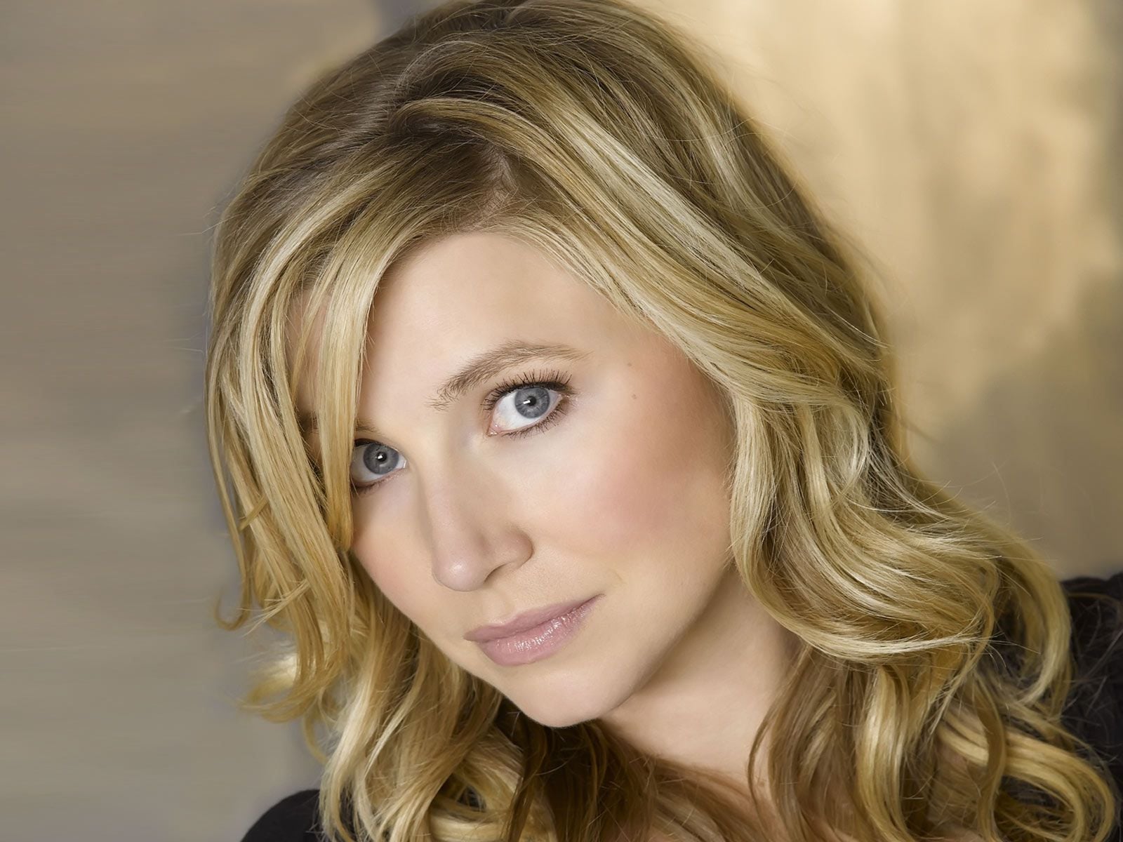 Sarah Chalke - Free pics, galleries & more at Babepedia