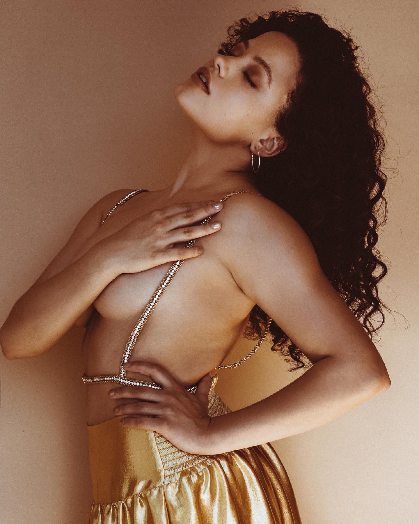 Sarah Jeffery - Free pics, galleries & more at Babepedia