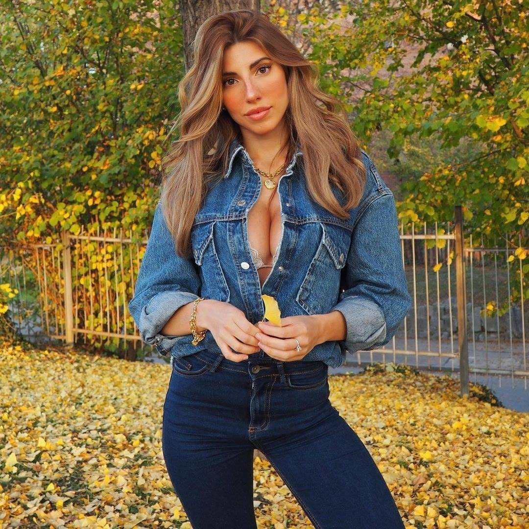 Silvia DAvenia - Free pics, galleries & more at Babepedia