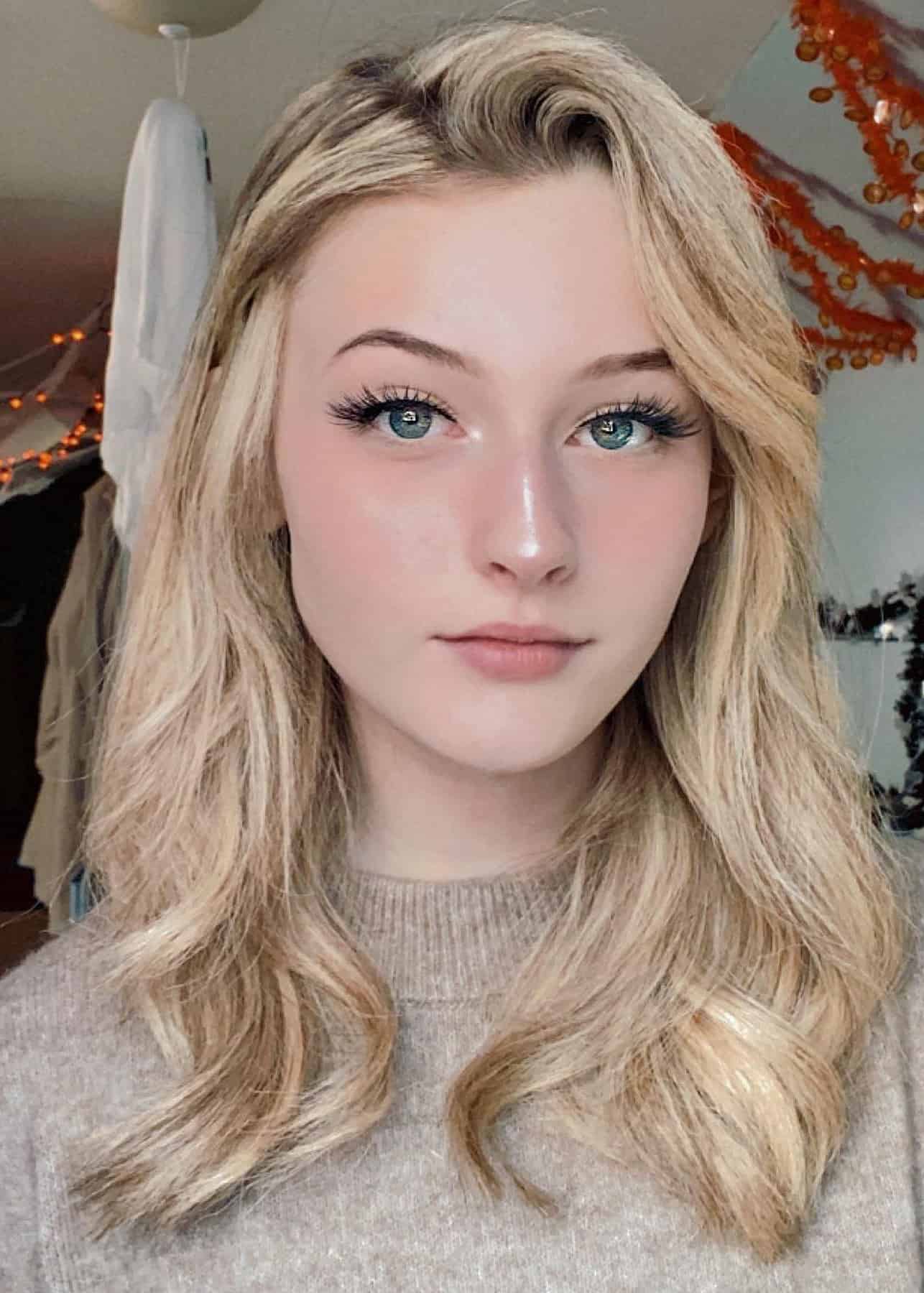 Soggyalien22 - Free pics, galleries & more at Babepedia