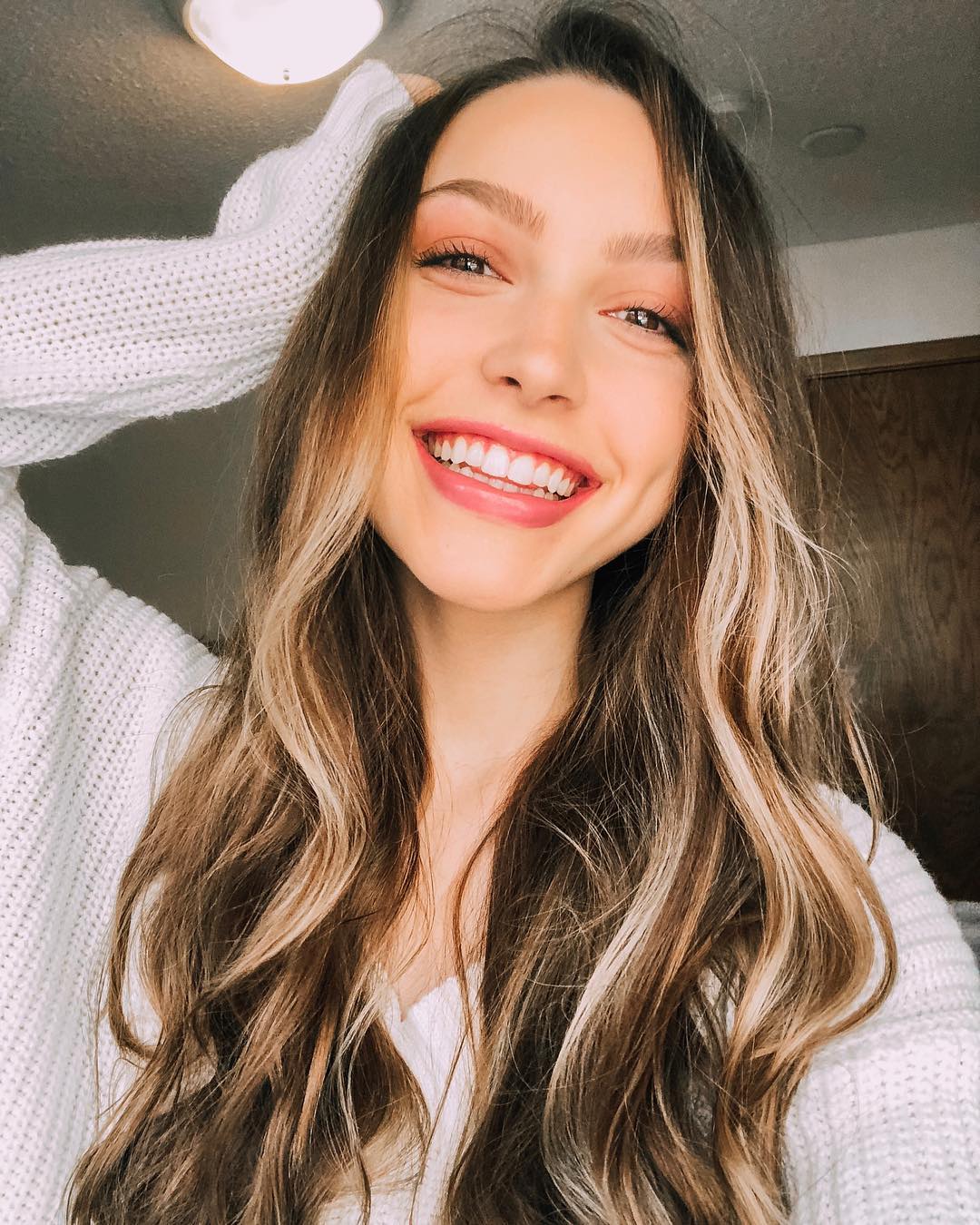 Sydney Serena mysterious glance