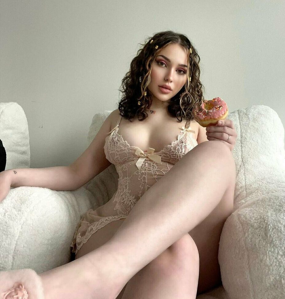Tayler Hills - Free pics, galleries & more at Babepedia