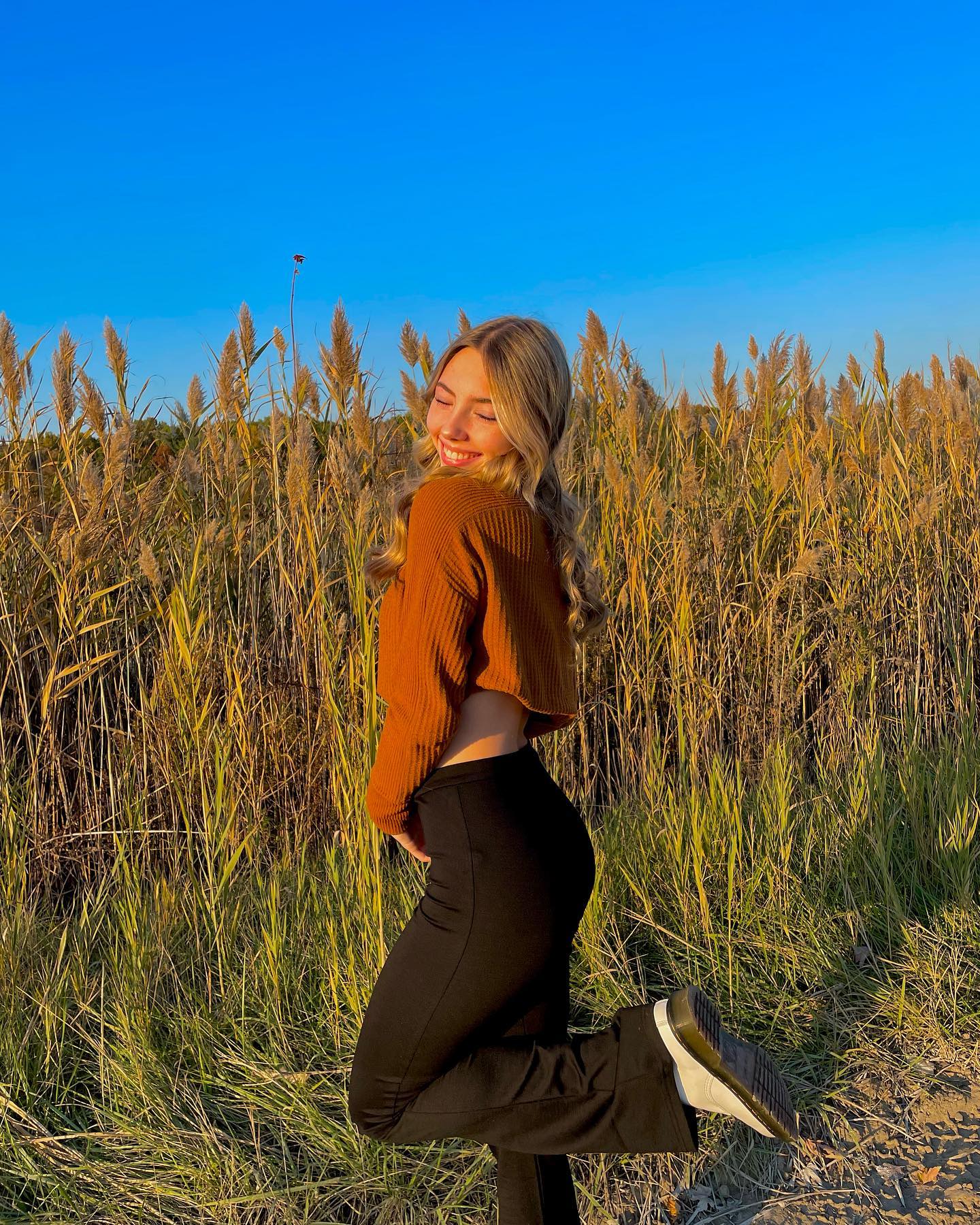Taylor Carrow - Free pics, galleries & more at Babepedia