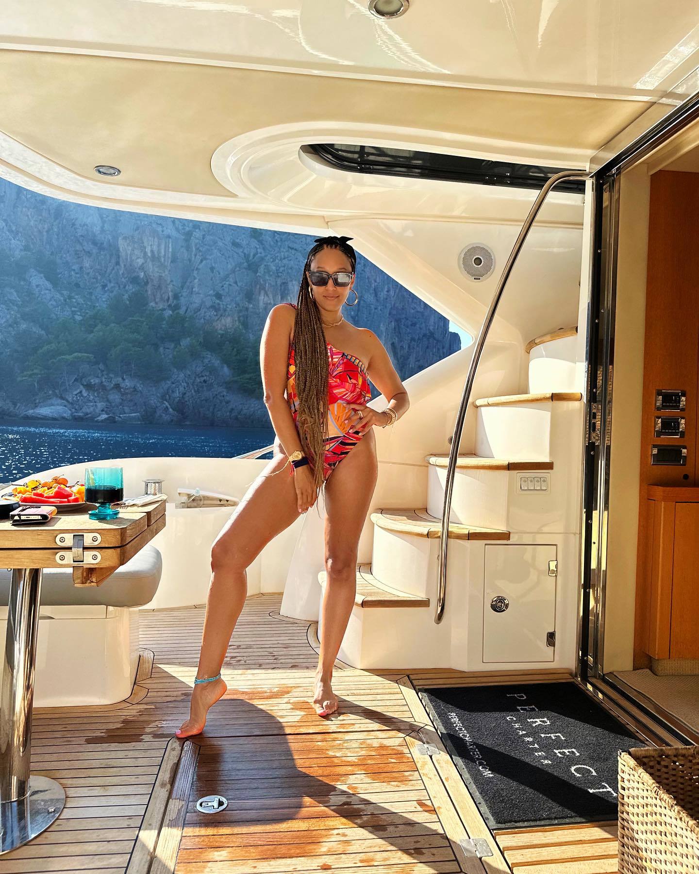 Tia Mowry - Free pics, galleries & more at Babepedia