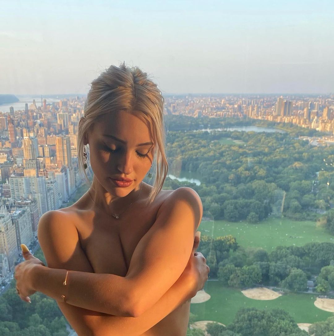 Willow Sias - Free pics, galleries & more at Babepedia