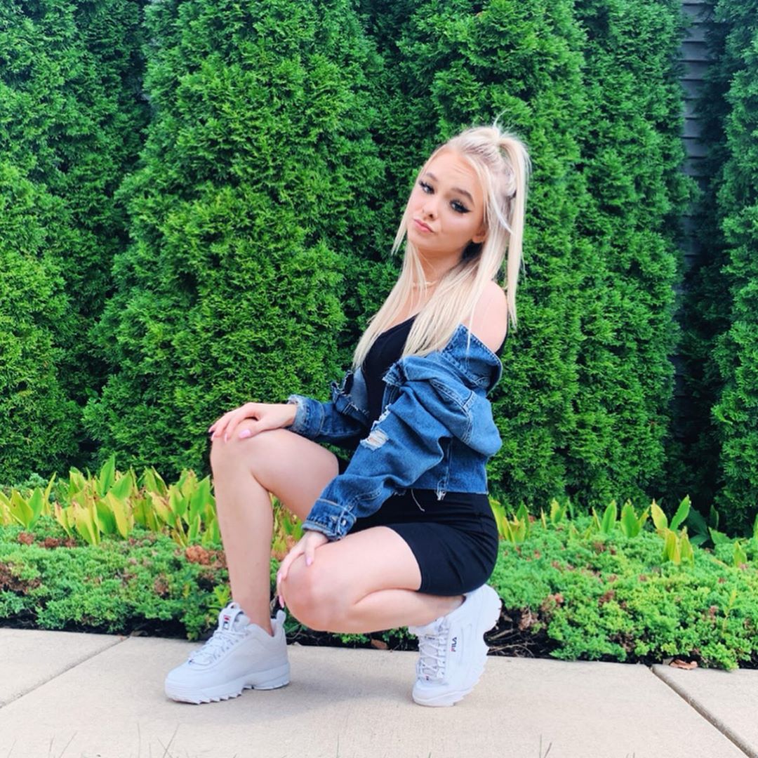 Zoe Laverne - Free pics, galleries & more at Babepedia